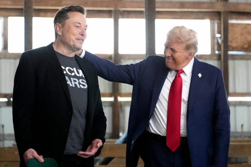 Elon Musk und Donald Trump bei einer Wahlkampfveranstaltung bei der Butler Farm Show in in Pennsylvania.