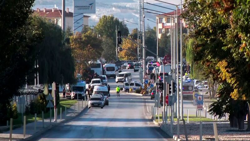 Die Türkei reagiert auf den Anschlag mit Luftangriffen im Nordirak und in Syrien.