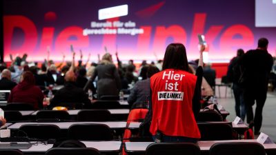 Bundesparteitag Die Linke - Eine Teilnehmerin trägt eine Weste mit der Aufschrift «Hier ist die Linke».