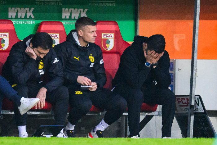 Nuri Sahin (r) kann nicht mehr hinschauen: Der BVB verliert schon wieder auswärts.