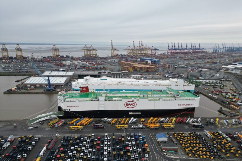 Bald mit Strafzöllen belegt? Chinesischer Autofrachter in Bremerhaven. (Archivbild)