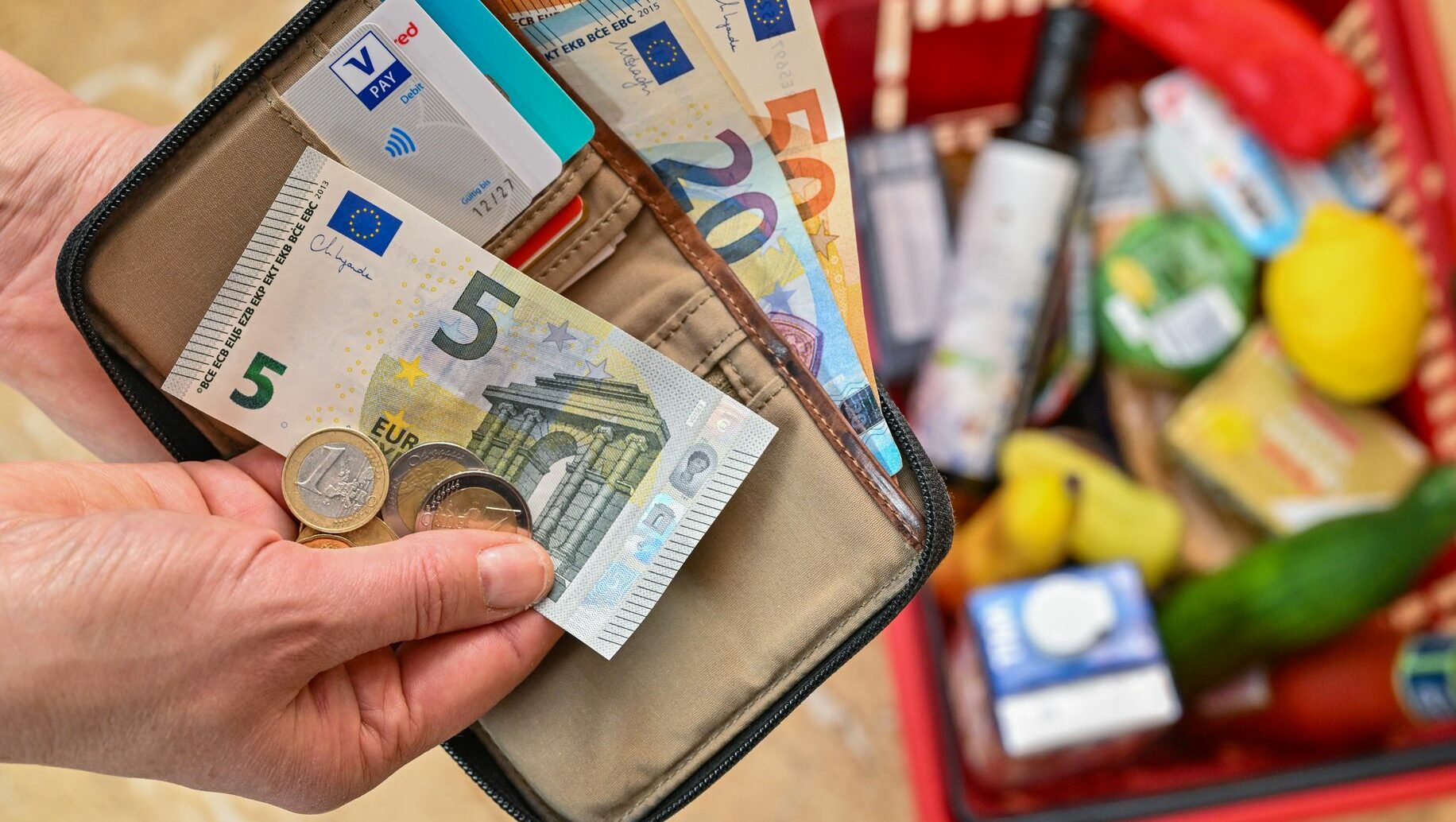 Die-Verlierer-der-Teuerung-Preisbewusste-Verbraucher-bekommen-Cheapflation-zu-sp-ren