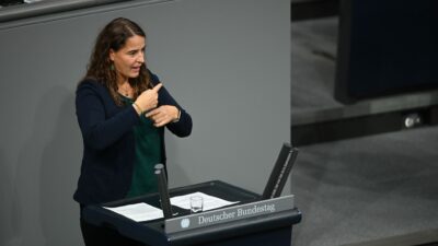 Gehörlose Abgeordnete gebärdet erste Rede im Bundestag