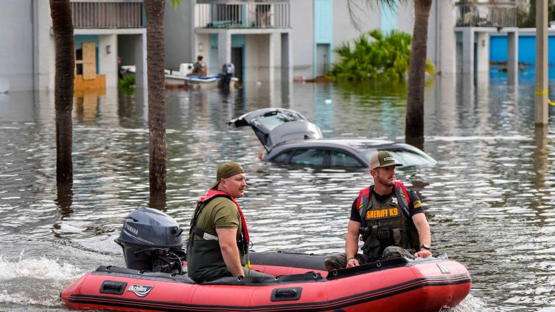 Rettungskräfte sind in der Stadt Clearwater auf dem Weg zu Sturmopfern.