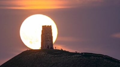 Supermond und Komet am Abendhimmel