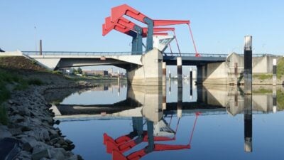 Binnenschiff kollidiert mit Brücke in Mannheim – Fähre in Mecklenburg-Vorpommern kracht gegen Anleger