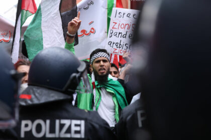 Palästina-Demo eskaliert – Berliner Polizist in wütende Menge gezogen und schwer verletzt