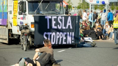 Mit Fäkalien beschmutzt: Aktivisten besetzen erneut zwei Bagger an Tesla-Werk in Brandenburg