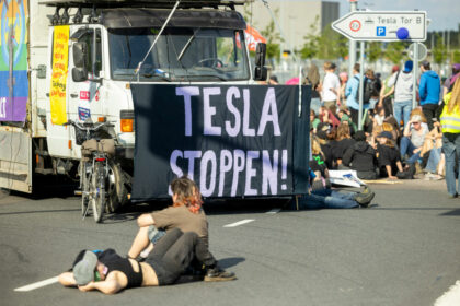 Mit Fäkalien beschmutzt: Aktivisten besetzen erneut zwei Bagger an Tesla-Werk in Brandenburg