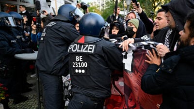 7. Oktober in Berlin: Festnahmen, verletzte Polizisten und brennende Gegenstände