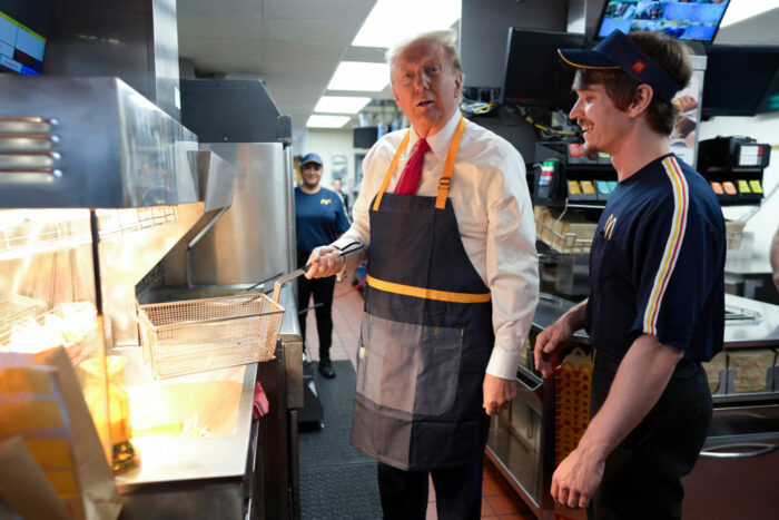 Trump serviert Essen bei McDonald's, während Harris Kirchen besucht