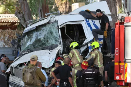 Lkw fährt in Israel in Bushaltestelle: Ein Toter, viele Verletzte, Hamas reklamiert Tat für sich