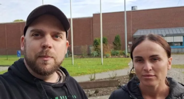 Jan Reiners vom Telegram-Kanal „Soldaten für das Grundgesetz“ und Olga Heidel, die Ehefrau des am 20. Oktober 2024 inhaftierten Stabsunteroffiziers Dimitri Heidel vor der JVA Oldenburg. Foto: Bildschirmfoto/Telegram/Soldaten für das Grundgesetz