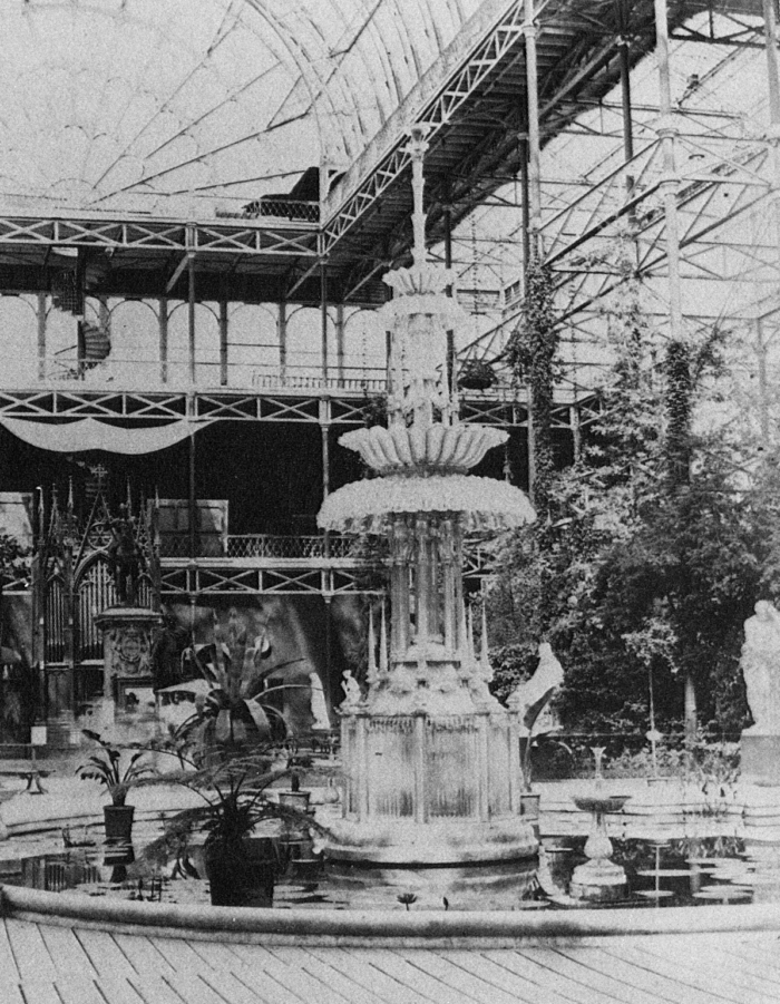 Glasbrunnen und echte Bäume im Kristallpalast