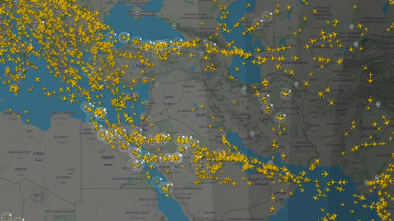 Der Luftverkehr über Syrien und Iran ist am Boden. Flugzeuge im internationalen Luftverkehr umfliegen die Krisenregion weiträumig.