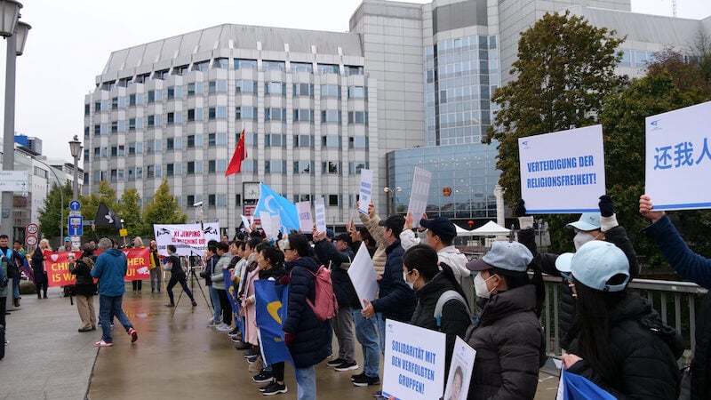 Protest vor chinesischer Botschaft: „Heute ist ein Tag der Trauer“