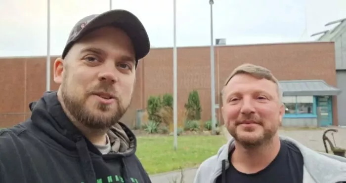 Der Bundeswehrsoldat Dimitri Heidel (r.) nach seiner Entlassung aus der JVA Oldenburg am 23. Oktober 2024 im Gespräch mit dem Ex-Soldaten Jan Reiners. Foto: Bildschirmfoto/Telegram/Blaulicht-Familie