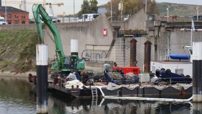 Schiff bleibt an Brücke in Mannheim hängen – zwei Autos landen im Wasser