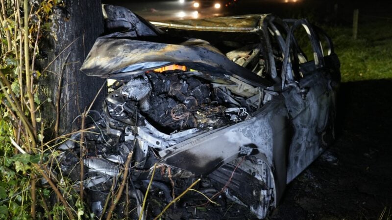 Bei dem Unfall starb der Beifahrer noch im Auto