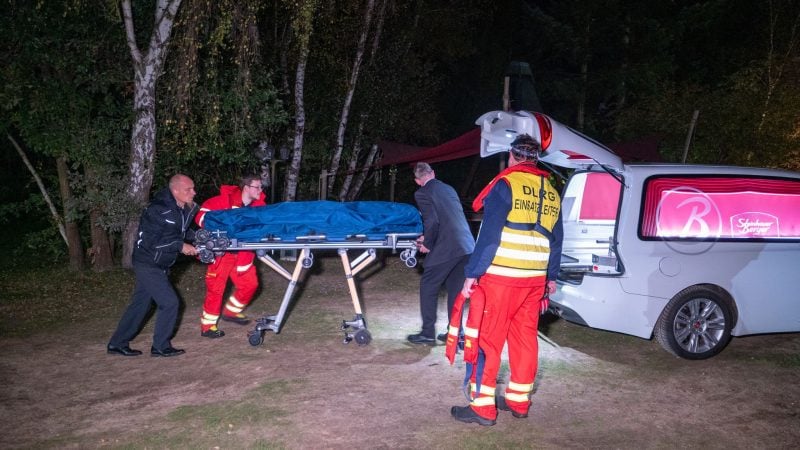 Einsatzkräfte bergen am Fluss Ilmenau eine Leiche.