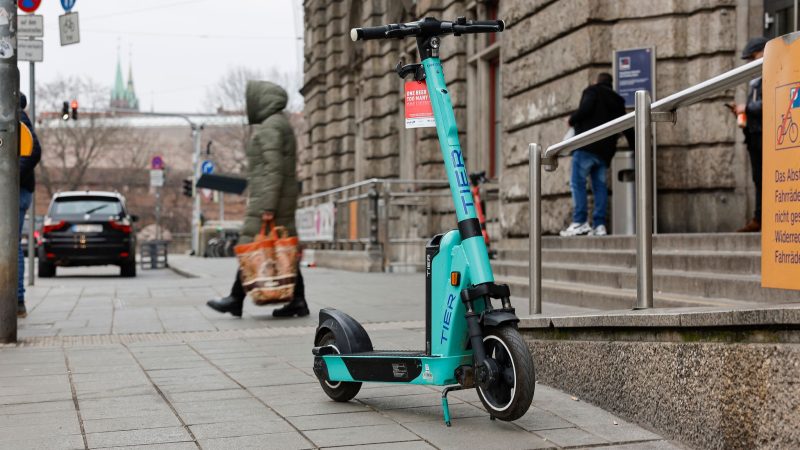 Die türkisfarbenen E-Scooter der Marke Tier erhalten bald einen neuen Anstrich (Archivbild).