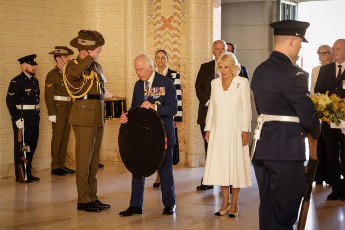 Charles und Camilla haben ihren Besuch in Canberra mit einer Kranzniederlegung begonnen.