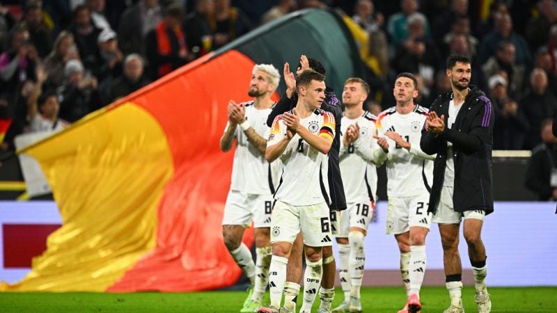 Glückliche deutsche Spieler um Kapitän Joshua Kimmich (vorne) auf der Jubelrunde durch das Stadion.