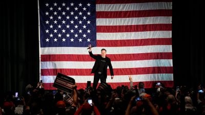 Elon Musk spricht im Rahmen einer Wahlkampfveranstaltung zur Unterstützung von Donald Trump.