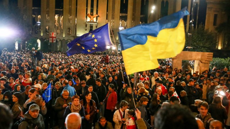 Zu Tausenden protestieren Anhänger der proeuropäischen Opposition in Georgien gegen das offiziell verkündete Ergebnis nach der Parlamentswahl.