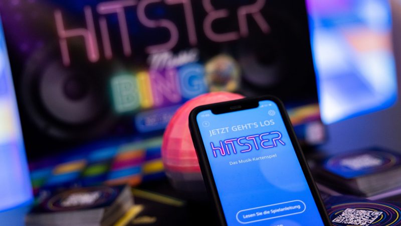 Die App spiel die Musik ein, die Spieler müssen danach die Karten sortieren: Hitster gilt als erfolgreiches Hybrid-Spiel.