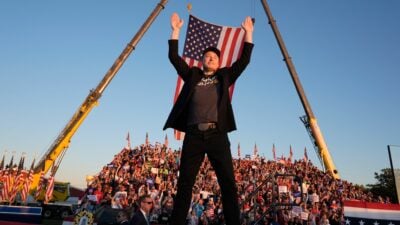 Elon Musk betritt die Bühne bei einer Wahlkampfveranstaltung für Donald Trump auf der Butler Farm Show in Pennsylvania.