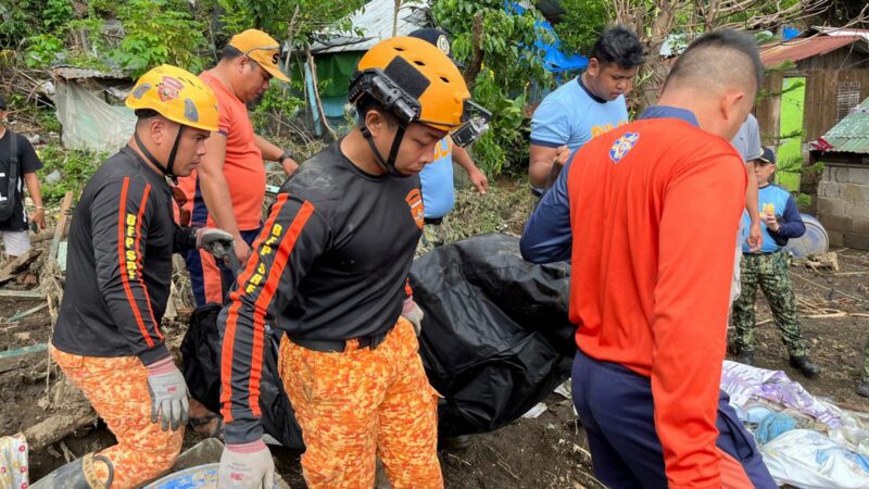 Rettungskräfte bergen eine Leiche nach einem Erdrutsch, der durch den Tropensturm Trami ausgelöst wurde