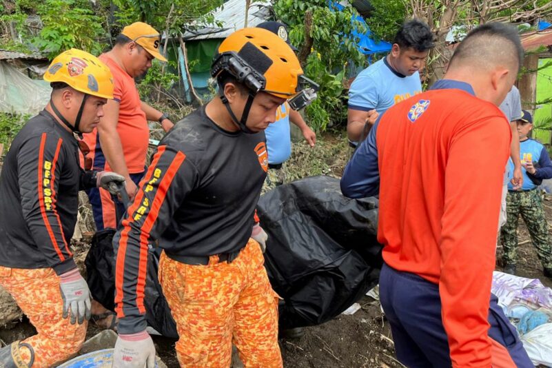 Rettungskräfte bergen eine Leiche nach einem Erdrutsch, der durch den Tropensturm Trami ausgelöst wurde