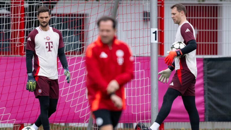 Torwart Sven Ulreich (l) hat sich im Ton vergriffen und wird für ein Spiel gesperrt.