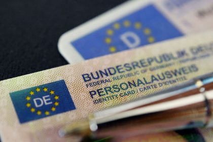 Was ändert sich im August? – Passfoto nur noch digital, Bahn, Solarstrom, KI und mehr