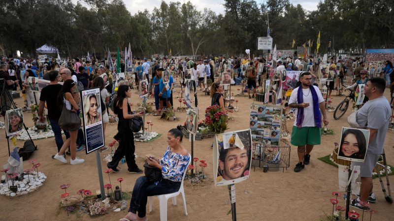 Israelis gedenken am Schauplatz des Nova-Musikfestivals der Opfer des Hamas-Massakers vor genau einem Jahr.