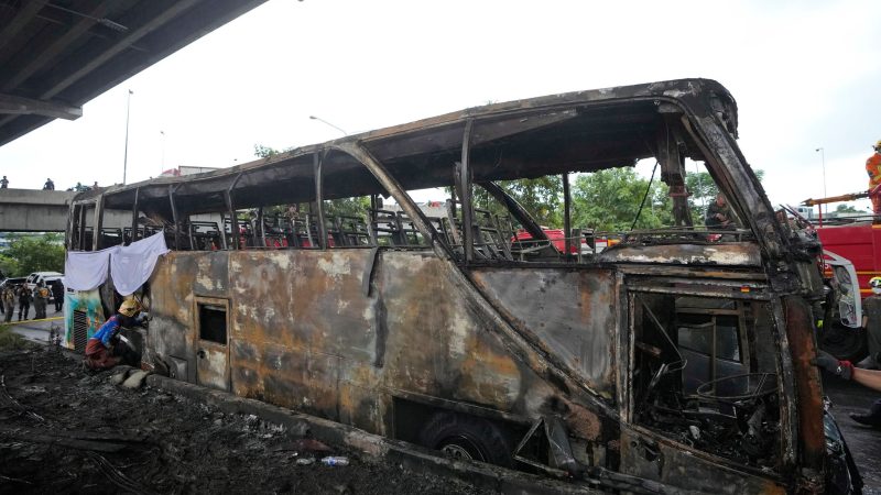 Der Bus, der mit Gas betrieben gewesen sein soll, brannte lichterloh.