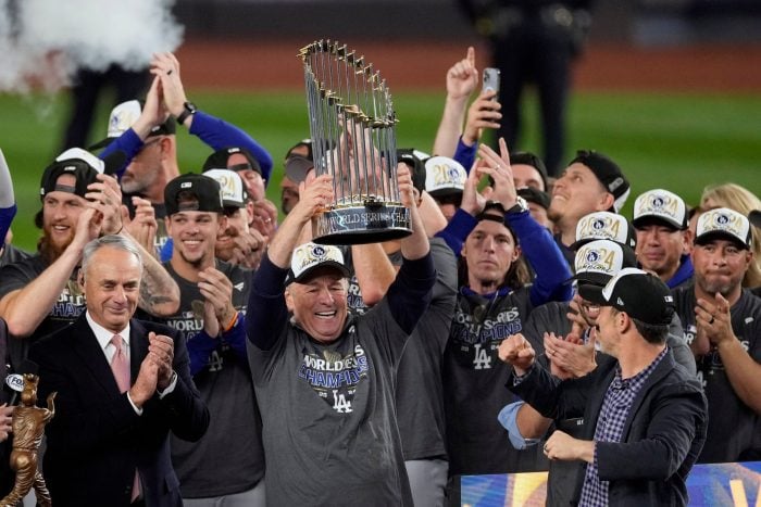 Die Los Angeles Dodgers feiern mit der Trophäe ihren Sieg in der World Series.