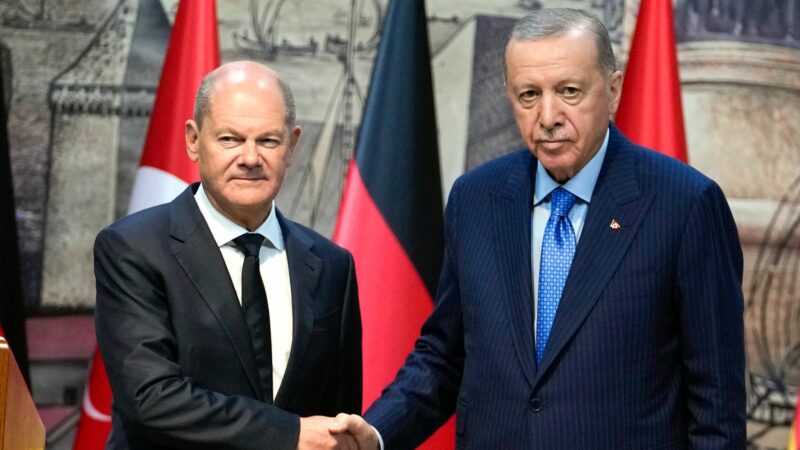 Deutschland und die Türkei wollen wieder enger kooperieren, etwa im Rüstungsbereich - zur offenen Konfrontation von Scholz (l.) und Erdogan kam es dagegen beim Thema Nahost.