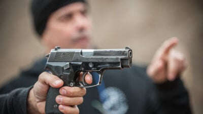 Überfall mit Schusswaffe und Eisenstange – Kassiererin gibt trotzdem kein Geld heraus