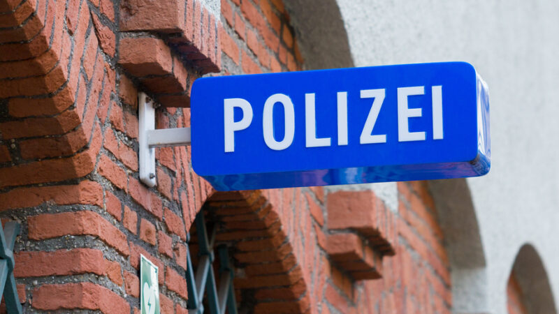 Hessen: 20-jährige Frau eröffnet Feuer vor Polizeiwache – Polizei erschießt Angreiferin