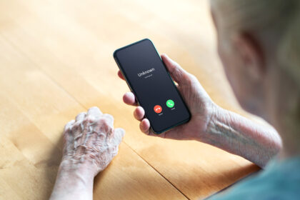Internationaler Einsatz gegen Enkeltrickbetrüger führt zu 8 Festnahmen – Schockanruf bei Seniorin in Bayern