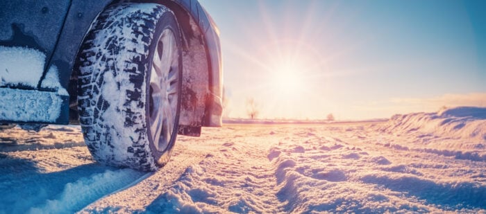 Gefährlich schön: Nicht nur Schnee und Eis, sondern vor allem gesalzene und gestreute Straßen setzten einem Auto im Winter vor allem von unten zu.