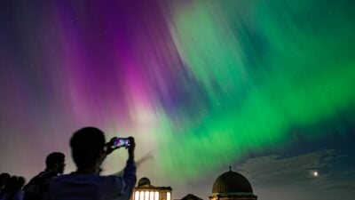 Polarlichter über Edinburgh, Schottland.