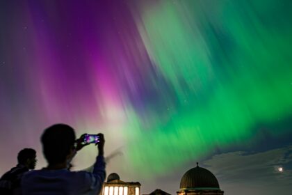 Polarlichter über Edinburgh, Schottland.
