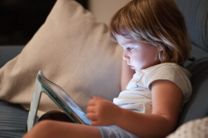 Internetsucht, Konzentrationsstörungen und Übergewicht: Wie Eltern ihre Kinder schützen können