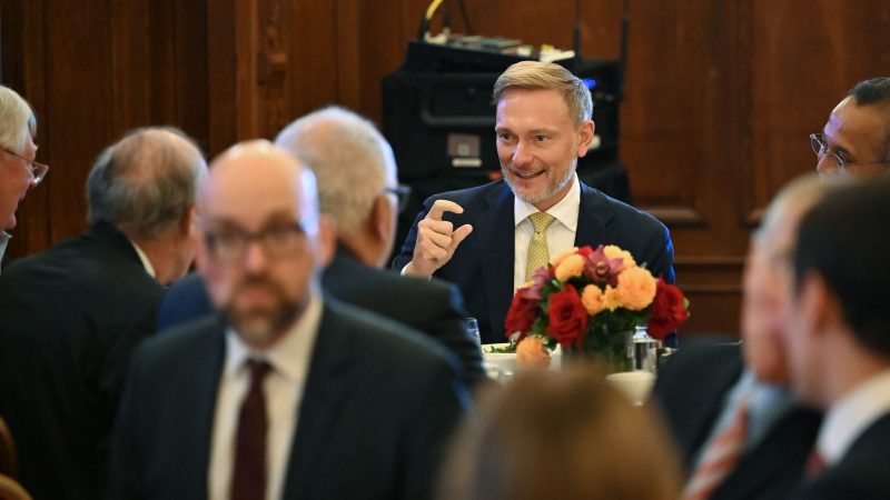 Lindner ist für Gespräche mit Unternehmern in New York und reist dann zum Internationalen Währungsfonds nach Washington weiter.