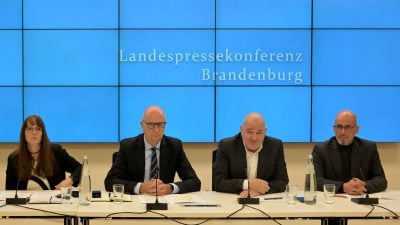 Nach der Landtagswahl Brandenburg: SPD und BSW mit beiden Parteichefs Dietmar Woidke (SPD, 2.v.l.) und Robert Crumbach (BSW, 2.v.r.) vor Koalitionsverhandlungen.