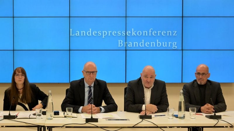 Nach der Landtagswahl Brandenburg: SPD und BSW mit beiden Parteichefs Dietmar Woidke (SPD, 2.v.l.) und Robert Crumbach (BSW, 2.v.r.) vor Koalitionsverhandlungen.