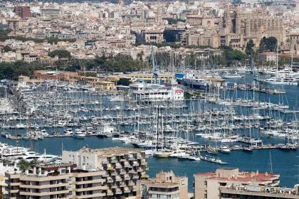 Frau fällt nach Party auf Mallorca in Container und stirbt